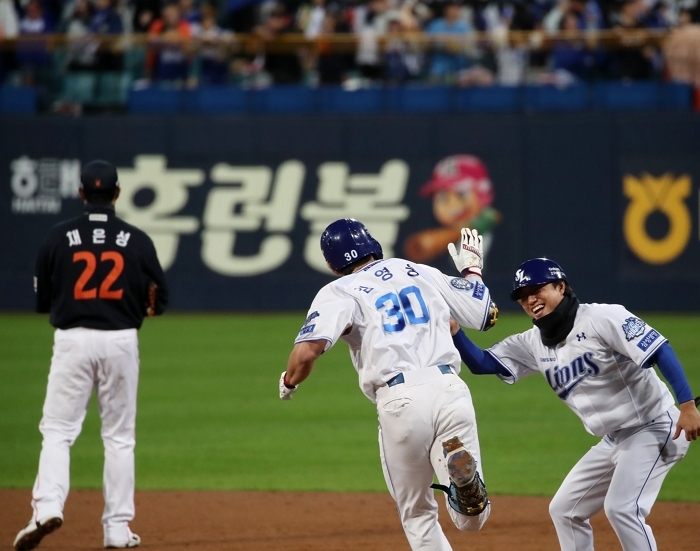 origin_김영웅연타석3점포삼성한화에대역전극…끝까지간다PO4종합 (2).jpg