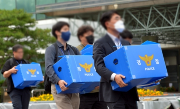 origin_국정자원서압수물품옮기는경찰.jpg