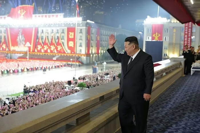한 노동당 기관지 노동신문은 11일 당 창건 80주년 경축 열병식이 전날 김일성광장에서 성대히 거행됐다고 보도했다. 새 대륙간탄도미사일(ICBM) '화성-20형'이 이날 처음 공개됐다. / 뉴스1(평양 노동신문)