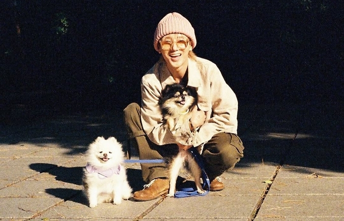 조용한 오후, 문틈 사이로 햇살이 스며들면아직도 네가 그 속에서 꼬리를 흔드는 것 같아세상에서 가장 착하고 예뻤던 우리 멜로네가 없는 이 집은 여전히 네 온도로 가득해오빠가.jpg