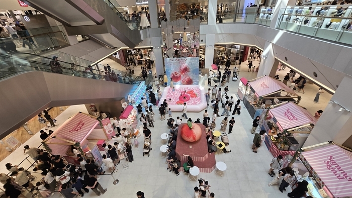 [사진2-팝업] 수원시 권선구에 위치한 타임빌라스(TIMEVILLAS) 수원에서 연 '복숭아주의보' 팝업에 방문한 수많은 고객들의 모습.jpg