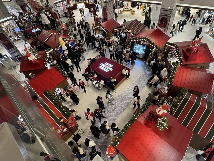 [사진3-크리스마스마켓] 수원시 권선구에 위치한 타임빌라스(TIMEVILLAS) 수원에서 지난 겨울 '크리스마스마켓' 에 방문한 수많은 고객들의 모습.jpg