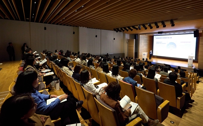 3. 사업성과 공유 발표 사진.jpg