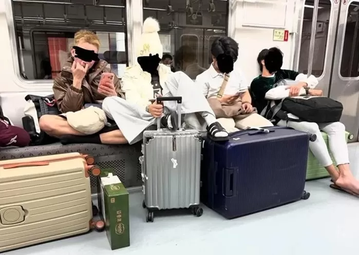 “한국이 우습냐”... 지하철서 ‘양반 다리’하고 캐리어에 발 올린 민폐 여행객들