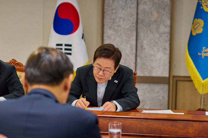 origin_자료살펴보는이재명대통령.jpg