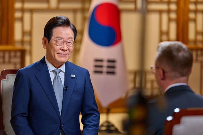 취임 후 첫 北 탄도미사일 도발에... 이 대통령이 CNN 인터뷰에서 한 농담
