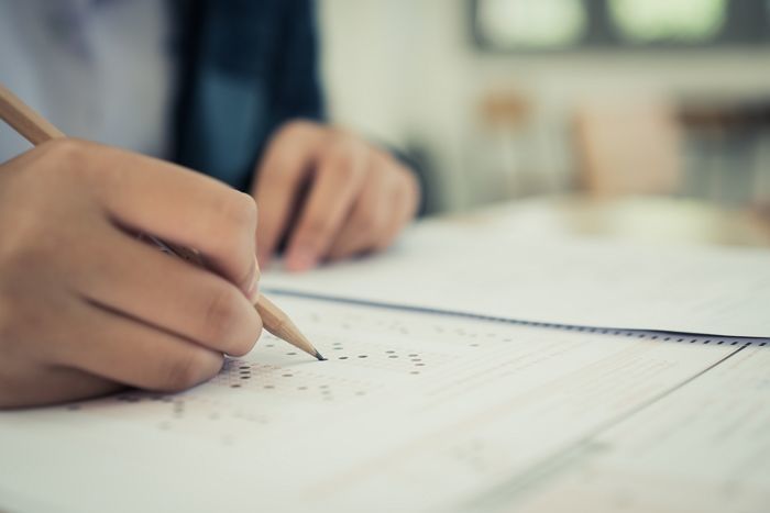 ‘N수생’ 뒷바라지하는 가정, 소득 봤더니... “월 O백만원”