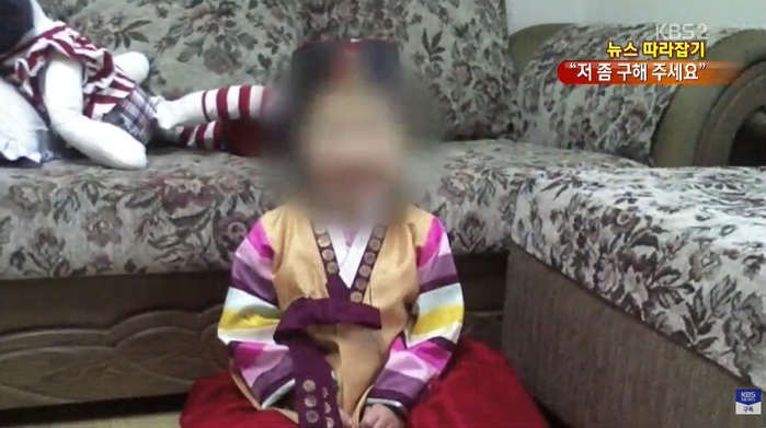 고작 8살 여자아이, 갈비뼈 16개가 부러져 숨졌다... 아직 끝나지 않은 ‘슬픈’ 이야기