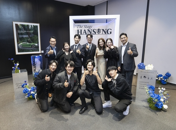 [사진 3] 지난 21일, '더 스테이지 한성' 공연을 마치고 한성자동차 김마르코 대표(뒷줄 왼쪽에서 네번째)와 주연 배우, 신예 배우들이 포즈를 취하고 있다.jpg