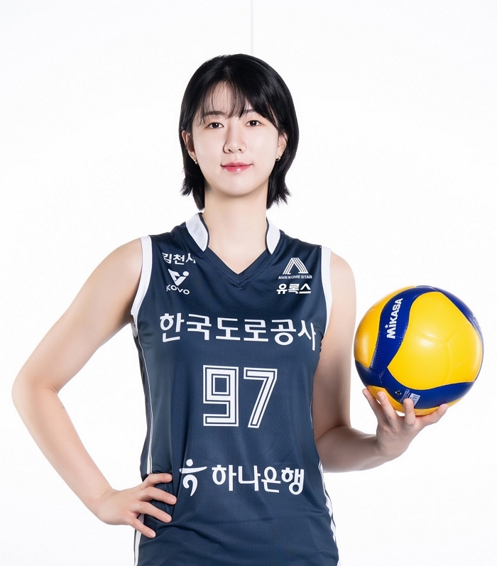 [사진자료] 한국도로공사 하이패스 배구단의 강소휘 선수가 유록스 로고가 새겨진 유니폼을 입고 있다.jpg