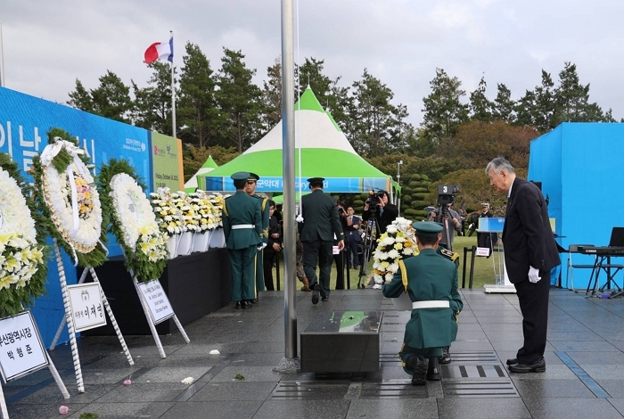 이중근 회장이 헌화를 하고 있다.jpg