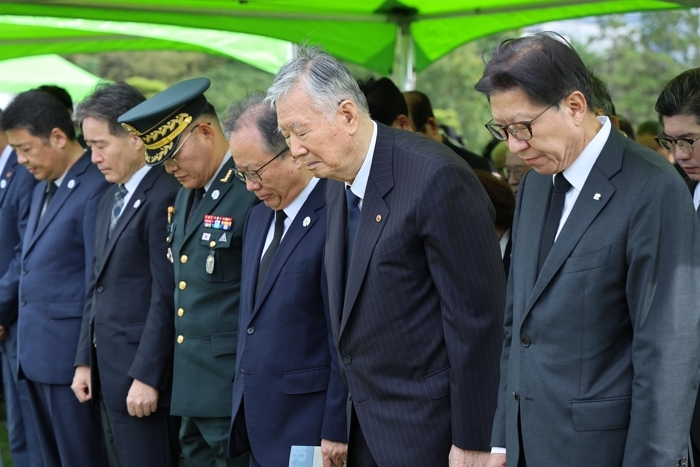 이중근 회장이 묵념을 하고 있다.jpg