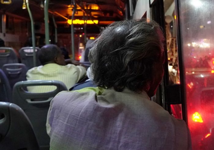 버스서 ‘소변 실수’한 할머니 ‘친손자’처럼 도운 시민... 누리꾼들 박수 쏟아졌다