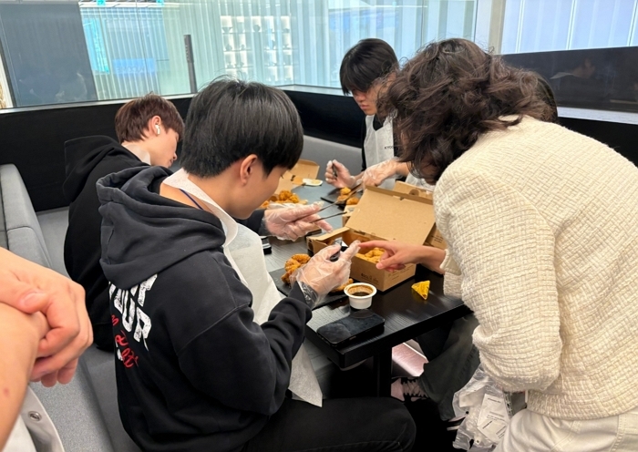 교촌치킨, 이주배경 청소년 20명 대상 외식산업 진로탐색 기업탐방 프로그램 실시