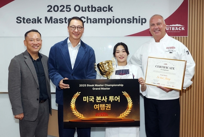 [붙임1] 아웃백 ‘스테이크 마스터 챔피언십’에서 최종 우승 기념 사진 촬영을 하고 있는 모습. 왼쪽부터 이훈종 다이닝브랜즈그룹 부사장, 송호섭 대표, 장소희 셰프, 에프렘 커틀러(Efrem Cutler) 아웃백 총괄 셰프.jpg