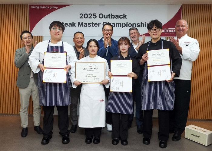 [붙임3] 아웃백 ‘스테이크 마스터 챔피언십’에서 단체 기념 사진 촬영을 하고 있는 모습.jpg