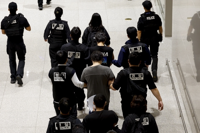 origin_캄보디아구금한국인64명송환…전부체포돼경찰압송.jpg