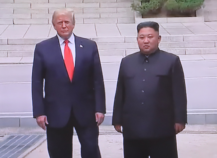 트럼프 대통령, 아시아 순방 중 김정은과 만남 희망 공식 표명