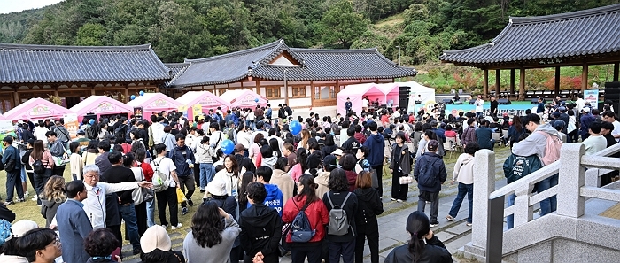 김천 김밥축제, 첫날 오전에만 5만명 몰려... 부스마다 품절 행렬