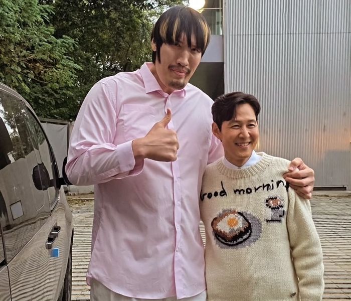 가냘픈(?) 이정재 어깨에 손 올린 최홍만... “부러지는 거 아냐?” 우려 쏟아져