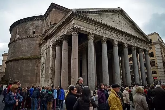 로마 판테온 방문한 日 관광객, 어지럼증 느끼더니 7m 아래로 추락해 사망