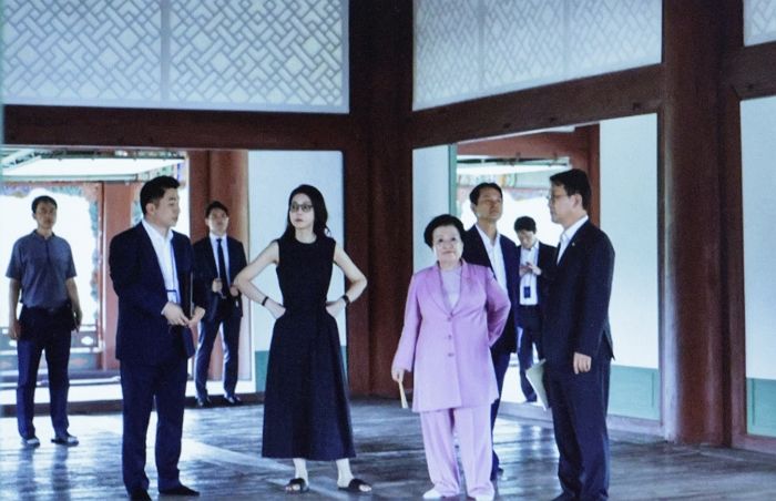 ‘경복궁 논란’ 김건희 측 “유포자 누군지 안다... 적당히 해라”