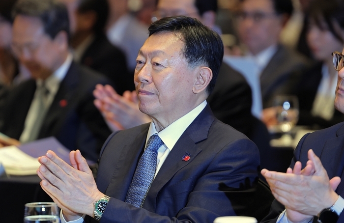 신동빈 롯데 회장, APEC 서밋 무대 선다... “글로벌 무대 복귀”