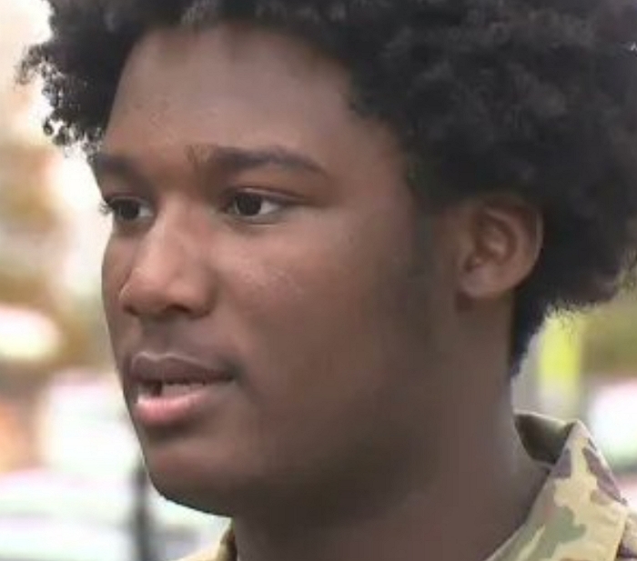 ‘AI 탐지기’ 오작동으로 고등학교에 경찰차 8대 출동... “총이 아니라 과자봉지”