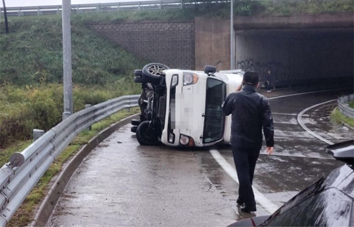 “제가 다 정리할게요”... 폭우 속 ‘전도’된 트럭 발견하고 일사천리로 해결한 의인의 정체
