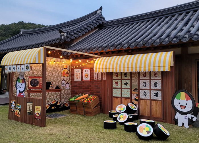 “인파 어느정도였길래”... 초대가수조차 ‘자전거’타고 이동한 김천 김밥축제