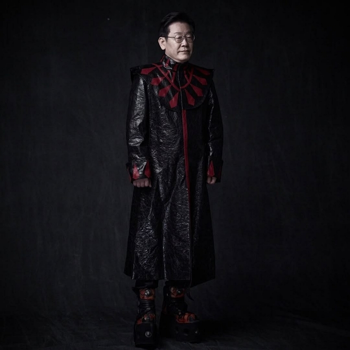 신해철과 이재명 이 사진은 2022년, 당시 이재명 후보가, 대선 포스터 사진 작업 후, 내 개인적인 부탁을 친히 받아들여, 내가 보관하고 있던 신해철 유품인, 무대의상 한.jpg