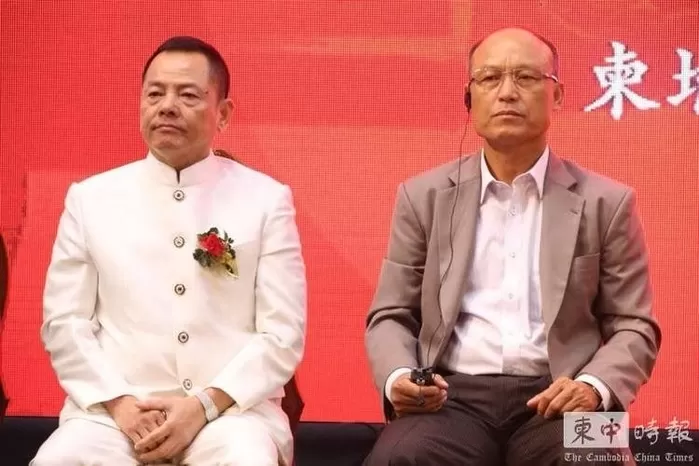 2018년 열린 홍문협회 설립 기념 행사에서 완 콕코이와 캄보디아 장군 사오 소카가 함께 단상에 오른 모습. 이날 행사엔 캄보디아 인민당의 핵심 인물인 멤산안 등 정치인과 다...