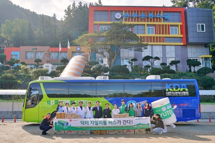 사진2_울릉도 천부초등학교에서 닥터자일리톨버스 캠페인을 기념해 의료진과 관계자들이 기념사진을 촬영하고 있다.JPG