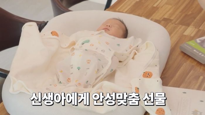 ‘우리 아기가 또 태어났어요’ 박수홍·김찬우, 모로반사방지 속싸개·뒤집기방지쿠션 들고 청송 산모 응원