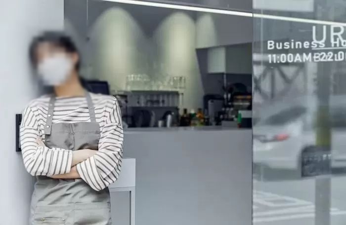 키오스크 미숙한 고령 손님 도와줬다가 핀잔들은 사장님... “왕년에 교사였는데 무시하냐”