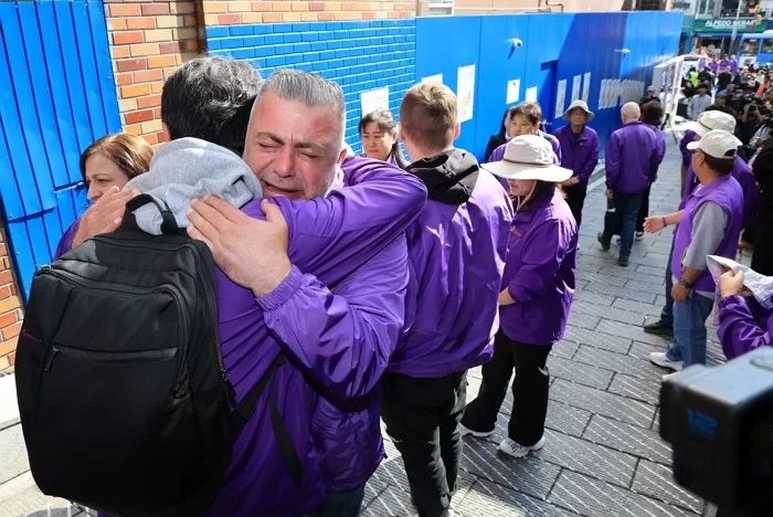 이태원 참사 3주기를 앞둔 25일 서울 용산구 이태원역 1번 출구 앞 ‘10.29 기억과 안전의 길'을 찾은 외국인 희생자 유가족들이 슬픔에 잠겨 있다. 2025.10.25/뉴스1