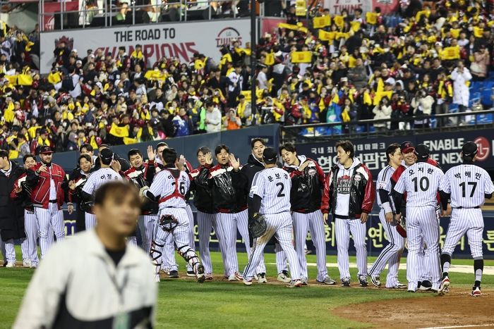 잠실구장서 한국시리즈 관람 도중  쓰러진 여성 팬... ‘심정지’ 상태로 병원 이송