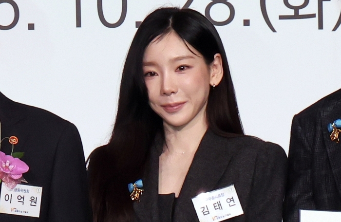origin_이억원위원장정부표창수상연예인과함께.jpg