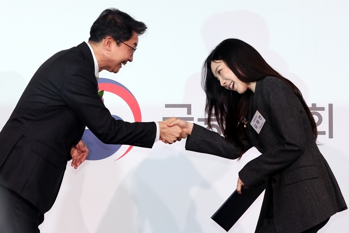 origin_국무총리표창받는가수태연.jpg