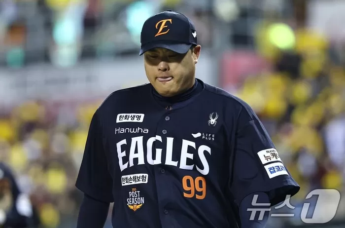 본문 이미지 - 27일 서울 송파구 잠실야구장에서 열린 프로야구 2025 신한 SOL뱅크 KBO 포스트시즌 한국시리즈 2차전 한화 이글스와 LG 트윈스의 경기, 한화 선발투수...