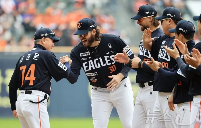 본문 이미지 - 26일 서울 잠실야구장에서 열리는 프로야구 2025 신한 SOL뱅크 KBO 포스트시즌 한국시리즈 1차전 한화 이글스와 LG 트윈스의 경기를 앞두고 한화 폰세가...