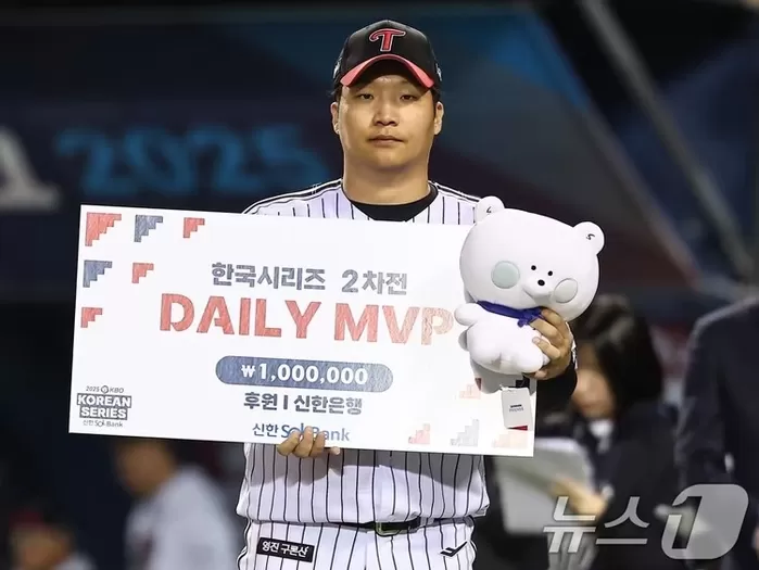본문 이미지 - 27일 서울 송파구 잠실야구장에서 열린 프로야구 2025 신한 SOL뱅크 KBO 포스트시즌 한국시리즈 2차전 한화 이글스와 LG 트윈스의 경기, LG 문보경이...