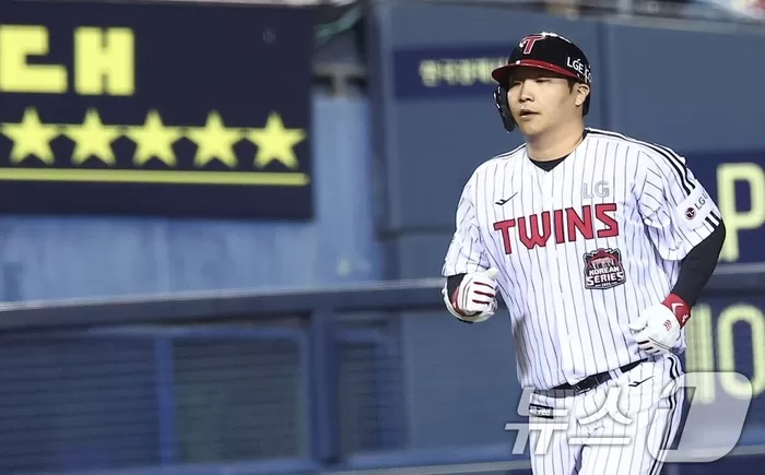 본문 이미지 - 27일 서울 잠실야구장에서 열린 프로야구 2025 신한 SOL뱅크 KBO 포스트시즌 한국시리즈 2차전 한화 이글스와 LG 트윈스의 경기, LG 문보경이 8회말...