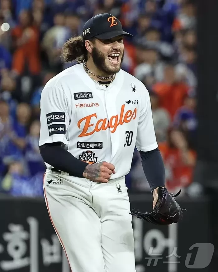 한화 선발 폰세가 5회초 이닝을 실점 없이 마친 뒤 포효하고 있다