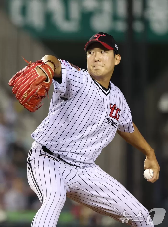 NC 다이노스와 LG 트윈스의 경기 5회초 LG 교체투수 손주영이 역투하고 있다
