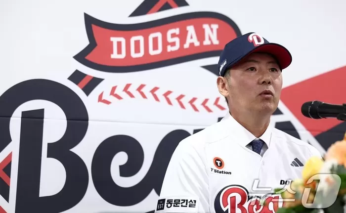 김원형 두산 베어스 신임 감독이 23일 서울 잠실야구장에서 열린 취임식에서 취임소감을 말하고 있다. 김 감독의 계약 조건은 계약기간 2+1년, 총액 20억 원(계약금 ...