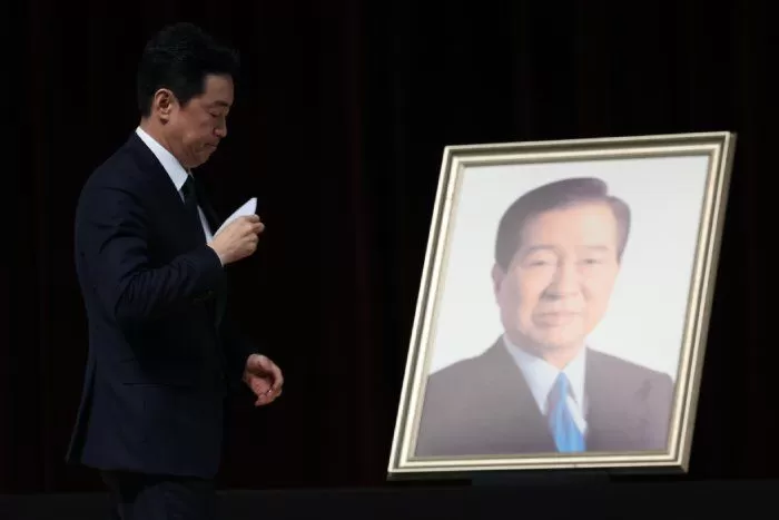 강훈식 대통령실 비서실장이 18일 오전 서울 동작구 국립서울현충원 현충관에서 열린 김대중 대통령 서거 16주기 추모식에서 이재명 대통령의 추모사를 대독하기 위해 이동하고 있다. 2025.8.18 / 뉴스1