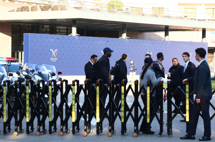 아시아태평양경제협력체(APEC) 정상회의에 참석하는 도널드 트럼프 미국 대통령의 방한일인 29일 오전 트럼프 대통령 숙소로 알려진 경주 힐튼 호텔 인근에서 미국 정부 소속 추정 경호 관계자들이 분주히 움직이고 있다. 2025.10.29/뉴스1