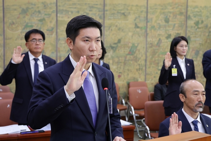 origin_국감증인선서하는유승민대한체육회장.jpg