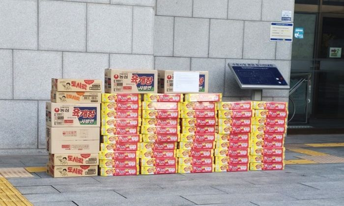 “공직자들에 전해달라”... 올해로 ‘7년째’ 시청 앞에 라면 박스 쌓아두고 간 익명의 시민